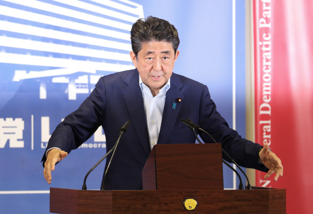 아베 신조 일본 총리가 22일(현지시간) 도쿄에서 열린 기자회견에서 발언하고 있다. /도쿄=신화연합뉴스