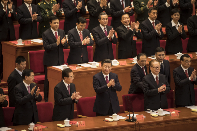 지난 2017년 10월 베이징 인민대회당에서 열린 중국 공산당 제19차 전국대표대회(당대회)에 시진핑(앞줄 왼쪽 세번째) 국가주석과 후진타오(〃 두번째) 전 주석, 장쩌민(〃 네번째) 전 주석 등 전·현직 당 수뇌들이 집결해 있다. 전국대표대회는 5년마다 열리는 공산당 최대 행사다.  /블룸버그