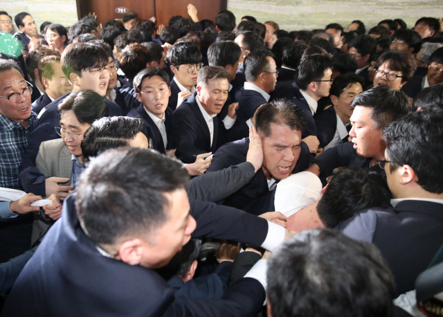 자유한국당 의원과 보좌관들이 4월 25일 국회 의안과 진입을 시도하다 국회 관계자들과 몸싸움을 벌이고 있다. /연합뉴스