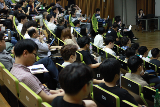 ‘AI 스타톤 2019’ 참가자들이 경기도 성남시 네이버 본사에서 사전교육을 듣고 있다./사진제공=네이버