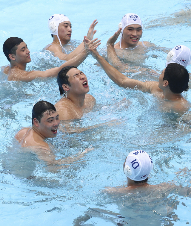 남자 수구 대표팀이 23일 광주세계수영선수권 최종전에서 승리한 뒤 손뼉을 마주치며 기뻐하고 있다. /연합뉴스