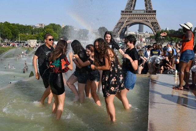 23일(현지시간) 프랑스 파리 에펠탑 옆 트로카데로 분수에서 더위를 피하는 시민들 모습. /파리=AFP연합뉴스