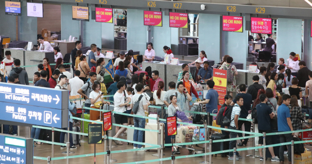 본격적인 여름휴가가 시작된 지난 21일 인천국제공항 제1여객터미널이 여행객들로 붐비고 있다. /영종도=연합뉴스