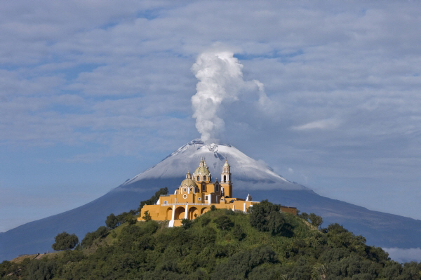 푸에블라 촐룰라 피라미드와 레메디오스 성모 마리아 교회(출처 : Mexico Tourism Board)