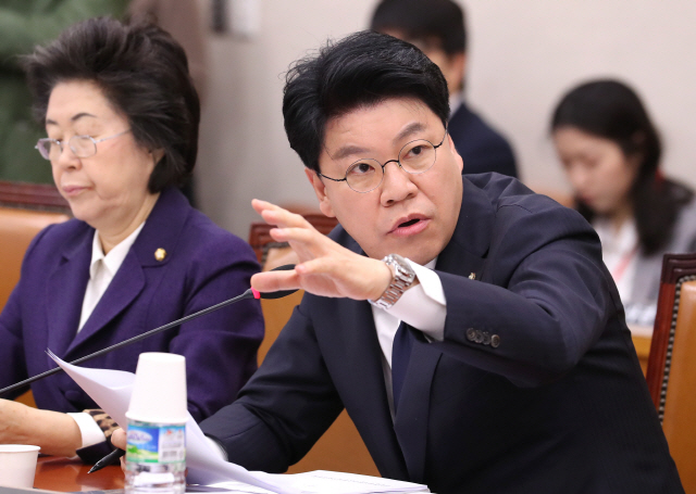 자유한국당 장제원(오른쪽) 의원의 모습. /연합뉴스