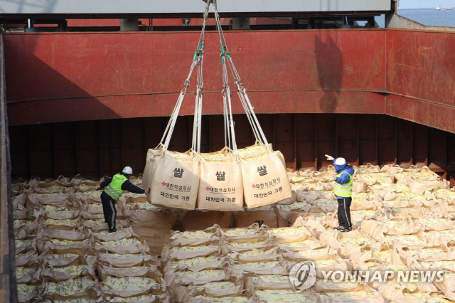 세계식량계획(WFP)를 통해 북한에 쌀을 지원하려는 정부의 계획에 대해 북한이 한미연합연습을 문제 삼아 거부하는 움직임을 보이고 있는 것으로 관측됐다. 사진은 2010년 군산항에서 북한 수재민에게 전달할 쌀을 배에 선적하고 있는 모습. /연합뉴스
