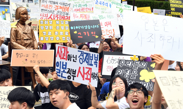 24일 서울 종로구 옛 주한 일본대사관 앞에서 열린 '제1397차 일본군 성노예제 문제해결을 위한 정기 수요시위'에서 참가자들이 일본의 역사 왜곡과 경제보복을 규탄하며 사죄를 요구하고 있다./오승현기자 2019.7.24