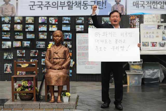 민경욱 자유한국당 대변인이 24일 서울 종로구 옛 일본대사관 앞, 평화의 소녀상 옆에서 일본의 독도 영유권 발언에 항의하는 1인 시위를 하고 있다. /연합뉴스