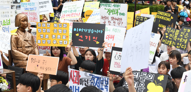 24일 서울 종로구 옛 주한 일본대사관 앞에서 열린 '제1397차 일본군 성노예제 문제해결을 위한 정기 수요시위'에서 참가자들이 일본의 역사 왜곡과 경제보복을 규탄하며 사죄를 요구하고 있다./오승현기자 2019.7.24