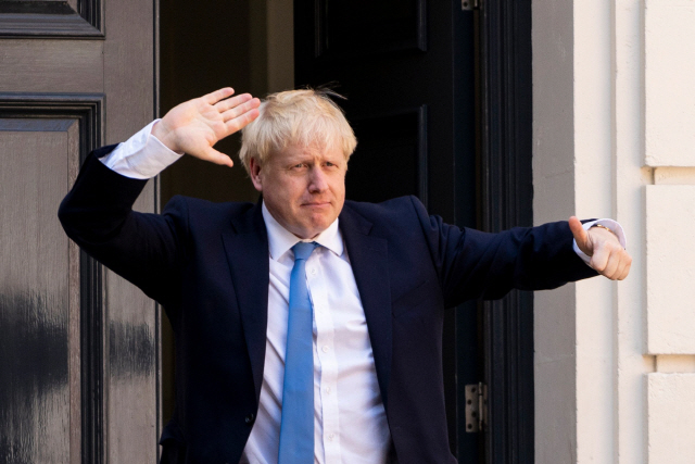 보리스 존슨 영국 신임 총리 내정자가 23일(현지시간) 런던 보수당 당사에서 나오며 포즈를 취하고 있다. /런던=AFP연합뉴스
