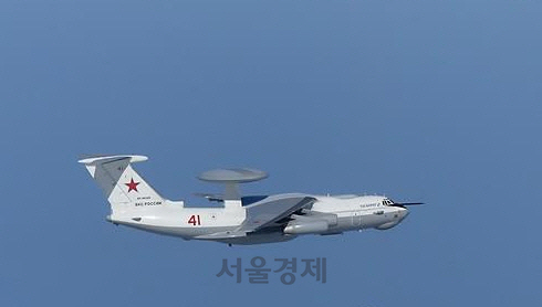 러시아 A-50 조기경보통제기가 23일 독도 인근 상공을 비행하고 있다. 이 사진은 일본 항공자위대가 촬영한 것으로 일 방위성 통합막료감부(한국의 합참에 해당)가 제공했다./로이터=연합뉴스