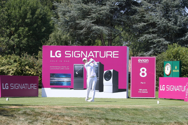 LPGA 에비앙 챔피언십 8번홀 주변에 설치된 배너에 LG전자의 LG시그니처 제품들이 전시돼 있다. LG전자는 25일부터 4일간 프랑스 론알프주에 위치한 에비앙 리조트 골프클럽에서 열리는 에비앙 챔피언십을 공식 후원한다고 25일 밝혔다./사진제공=LG전자