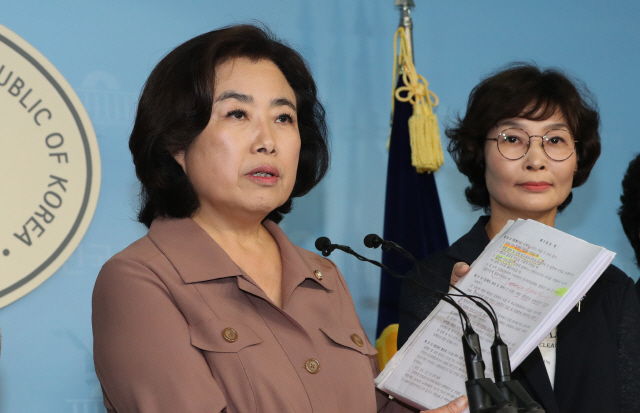 자유한국당 박순자 의원이 25일 국회에서 기자회견을 하고 있다.  /연합뉴스