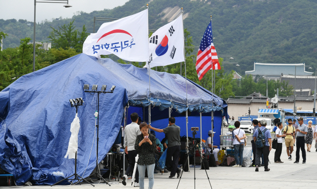 우리공화당 당원 및 지지자들이 지난 21일 서울 광화문광장 세종대왕 동상 옆에 전날 기습 설치한 천막 3동을 지키고 있다./오승현기자