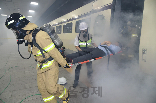 SRT수서역에서 열린 2019재난대비훈련에서 119구급대원들이 승객을 대피시키고 있다. 사진제공=SR