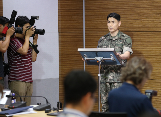 김준락 합참 공보실장이 25일 오전 서울 용산구 국방부에서 열린 북한의 단거리미사일 발사 관련 브리핑에서 기자들의 질문에 답하고 있다. /연합뉴스