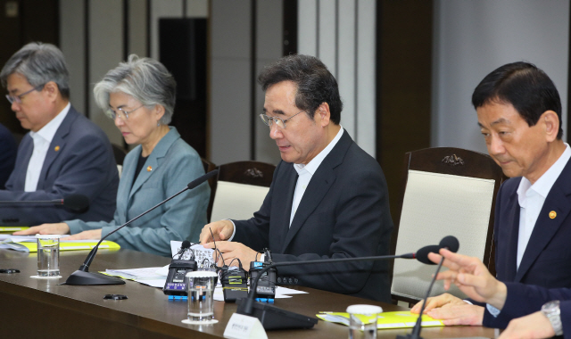 이낙연 국무총리가 25일 정부세종청사에서 열린 국정현안점검조정회의에 참석해 굳은 표정으로 회의를 준비하고 있다./연합뉴스