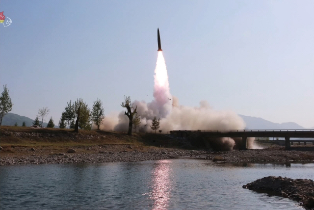 지난 5월 9일 북한 조선중앙TV가 공개한 훈련 모습으로 단거리 미사일 추정체가 이동식 발사차량(TEL)에서 공중으로 치솟고 있다./연합뉴스