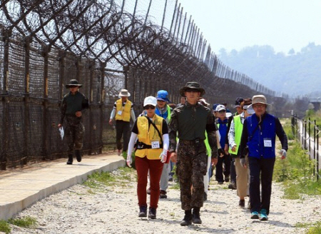 ‘DMZ 평화의 길’ 탐방객들이 군장병들의 경호 속에서 고성 구간을 걷고 있다.   /고성=연합뉴스
