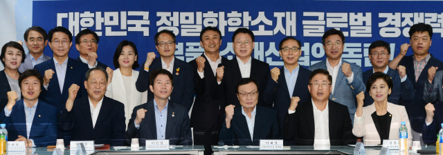 이해찬 더불어민주당 대표와 이인영 원내대표 등 민주당 지도부가 26일 오전 포토레지스트 소재 생산업체인 인천시 서구 경인양행을 방문, 간담회에 앞서 파이팅을 외치고 있다./연합뉴스