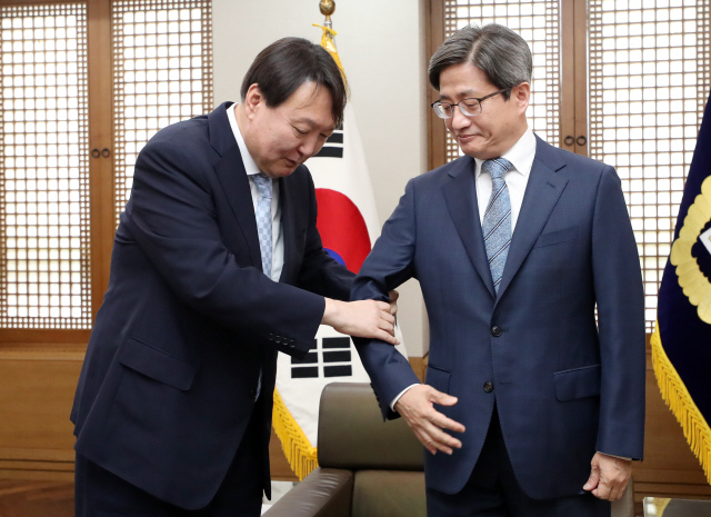 윤석열(왼쪽) 신임 검찰총장과 김명수(오른쪽) 대법원장이 26일 오후 서울 서초구 대법원 접견실에서 윤 총장의 임명을 기념하는 촬영 준비를 하고 있다.   /연합뉴스