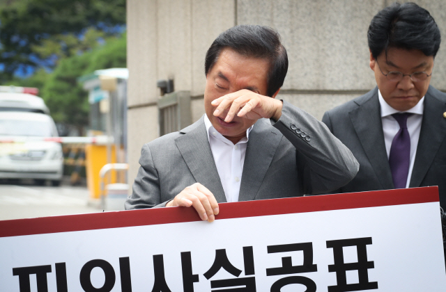 자유한국당 김성태 의원이 23일 오전 서울 양천구 서울남부지검 앞에서 KT에 딸을 부정 채용시킨 혐의로 자신을 수사한 검찰 관계자들을 규탄하는 1인 시위를 벌이는 중에 눈물을 닦고 있다. /연합뉴스