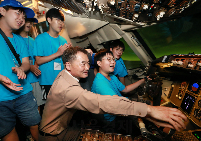 지난 25일 서울 오쇠동 아시아나항공 본사에서 열린 ‘2019 제6회 청소년 항공교실’에 참가한 중학생들이 항공기 시뮬레이터를 체험하고 있다. /사진제공=아시아나항공