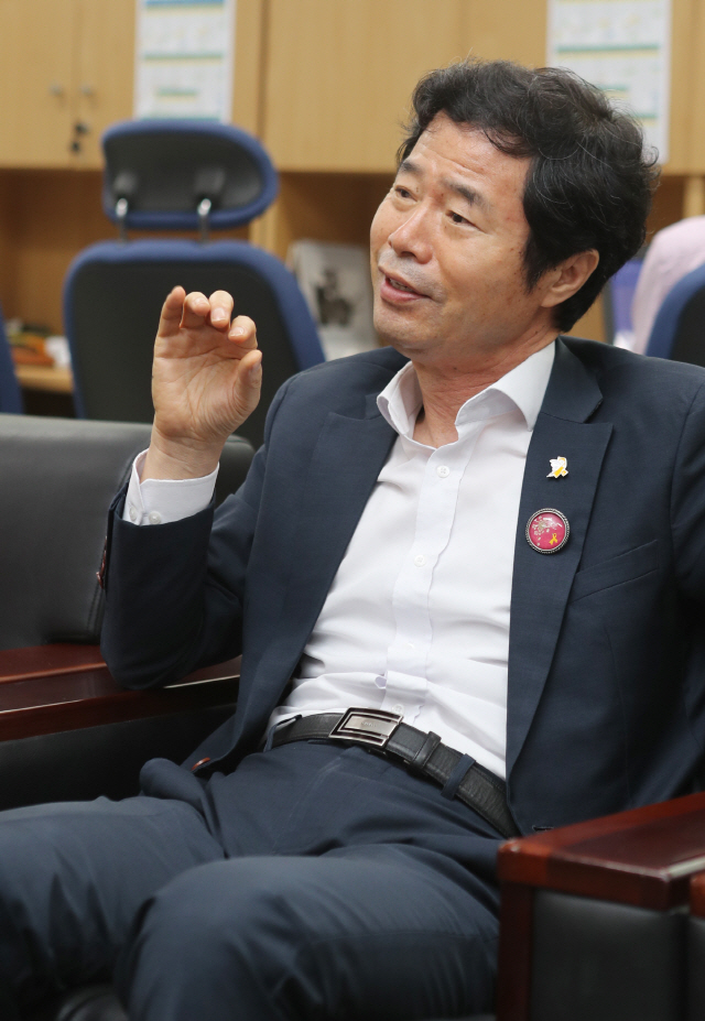 <YONHAP PHOTO-1877> 기자간담회 참석한 김승환 전북도 교육감      (전주=연합뉴스) 임채두 기자 = 김승환 전북도 교육감이 16일 오전 도교육청 기자실에서 기자간담회를 열고 상산고등학교 자율형사립고(자사고) 지정취소 문제에 대해 설명하고 있다. 2019.7.16      doo@yna.co.kr/2019-07-16 11:50:05/<저작권자 ⓒ 1980-2019 ㈜연합뉴스. 무단 전재 재배포 금지.>