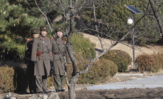 판문점 사건 현장 인근에서 북한군 병사들이 남측 상황을 살펴보고 있다./서울경제DB