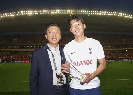 차태진(왼쪽) AIA생명 대표가 지난 25일 중국 상하이 훙커우 축구 경기장에서 열린 ‘2019 인터내셔널 챔피언스컵’ 경기에서 손흥민 토트넘 홋스퍼 선수에게 ‘AIA 최우수 선수상’을 시상하고 있다. AIA 최우수 선수상은 AIA그룹이 올해 처음 마련한 상이며 팬들의 투표로 지난 시즌 동안 기여도가 큰 선수를 선정한다. /사진제공=AIA생명