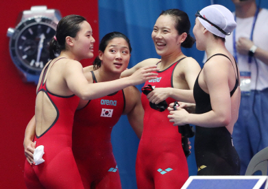 여자 계영 400m 예선에 나선 한국 대표팀이 한국신기록을 세운 뒤 기뻐하고 있다./연합뉴스
