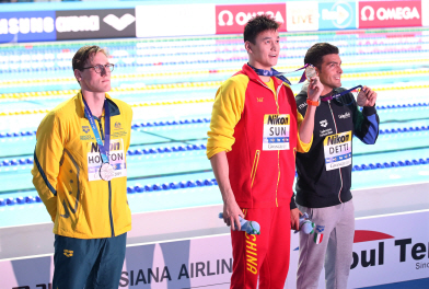 남자 자유형 400m 시상식에서 호주의 맥 호턴(왼쪽)이 쑨양(가운데)을 피해 멀찍이 떨어져 서 있다. /연합뉴스