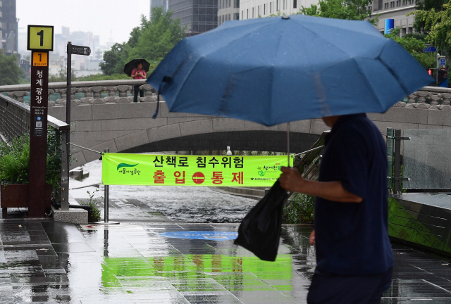 장마전선의 영향으로 전국이 흐리고 곳곳에 비가 내리는 28일 서울 종로구 청계천이 출입 통제돼 있다./권욱기자 2019.07.28