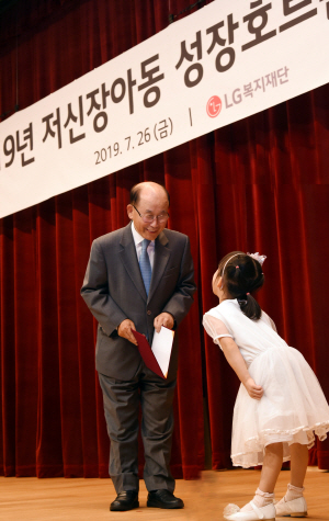 이문호(왼쪽) LG복지재단 대표이사가 지난 26일 서울 여의도 LG트윈타워에서 진행된 ‘저신장 아동 성장호르몬제 기증식’에서 한 어린이에게 기증서를 건네고 있다. /사진제공=LG