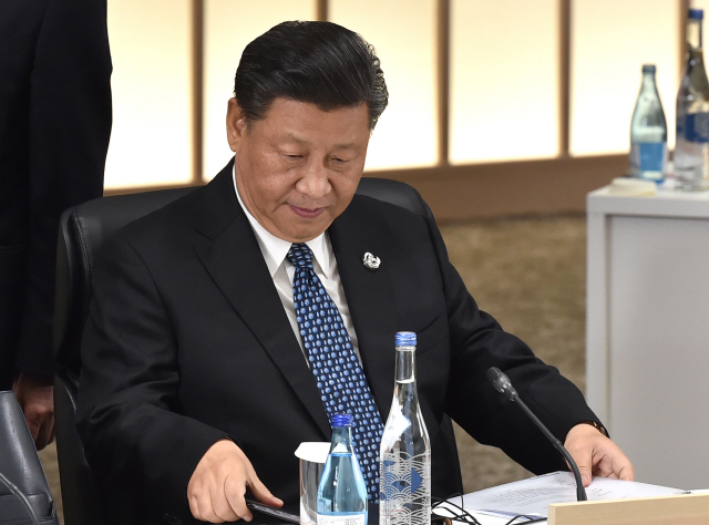 시진핑 중국 국가주석이 지난달 29일(현지시간) 일본 오사카에서 열린 G20 정상회담에 참석해 관련 자료를 보고 있다. /오사카=블룸버그