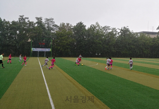 28일 서울 서대문구 홍은동에 있는 서대문문화체육회관 축구장에서 열린 서대문구어린이축구단(분홍 유니폼)과 도쿄 스미다구어린이축구단의 친선경기가 펼쳐지고 있다.  /김정욱기자