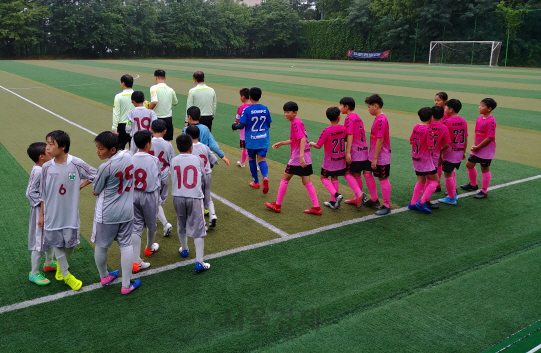 28일 서울 서대문구 홍은동에 있는 서대문문화체육회관 축구장에서 열린 서대문구어린이축구단(분홍 유니폼)과 도쿄 스미다구어린이축구단의 친선경기에서 전반전을 마친 선수들이 휴식을 취한 뒤 후반전 경기를 위해 그라운드로 들어가고 있다.   /김정욱기자