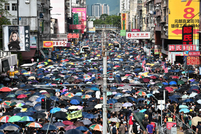 홍콩 시민들이 27일 홍콩 위안랑 지역에서 ‘백색테러’ 규탄 시위를 벌이고 있다. /연합뉴스