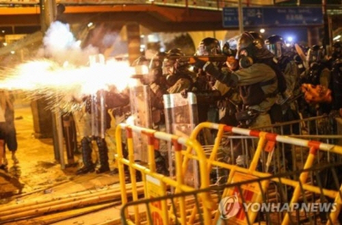 시위대를 향해 최루탄을 발사하는 홍콩 경찰EPA=연합뉴스