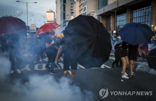 경찰의 최루탄 발사 등을 우산으로 막는 홍콩 시위대AP통신=연합뉴스