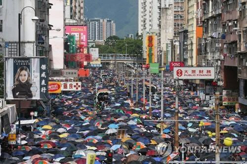 27일(현지시간)경찰 금지 통고에도 열린 ‘백색테러’ 규탄 행진[EPA=연합뉴스]