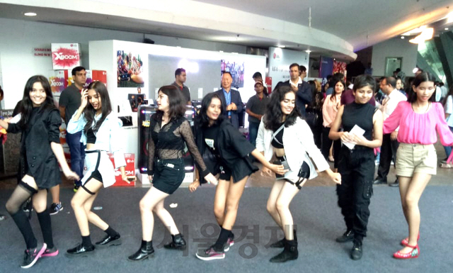 인도 고객들이 지난 27일 뉴델리 ‘타카토라 스타디움’에서 열린 ‘LG 케이팝 경연대회 2019’에서 엑스붐 체험 부스의 음악에 맞춰 춤을 추고 있다./사진제공=LG전자