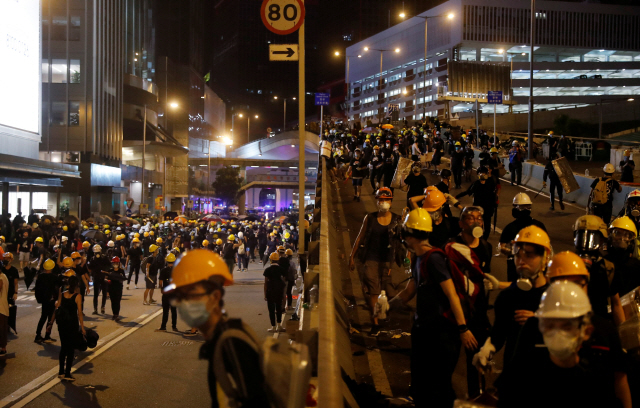 홍콩 시민들이 28일(현지시간) 도로를 점거하며 ‘범죄인 인도 법안’ 반대 시위를 벌이고 있다. /홍콩=로이터연합뉴스