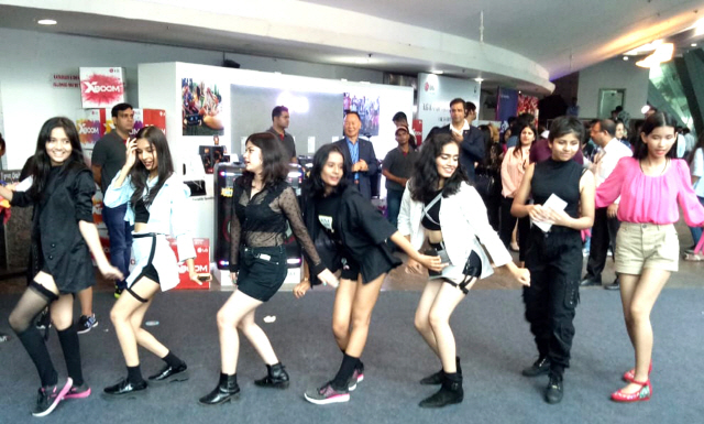 LG전자가 27일 인도 뉴델리 ‘타카토라 스타디움’에서 ‘LG K팝 경연대회 2019’ 최종 결선을 진행한 가운데 참가자들이 ‘LG 엑스붐’ 체험 부스에서 춤을 추고 있다. /사진제공=LG전자