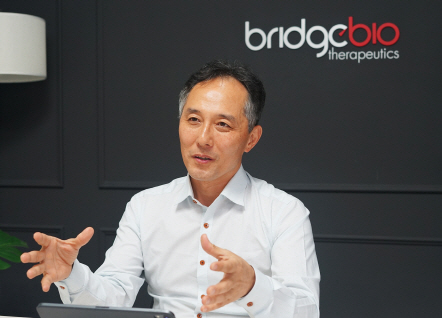 이정규 브릿지바이오 대표가 서울경제와 인터뷰에서 NRDO에 대해 설명하고 있다. /사진제공=브릿지바이오