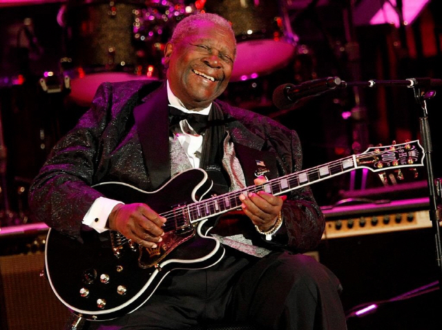 비비 킹이 지난 2008년 미국 로스앤젤레스의 한 공연장에서 깁슨이 선물한 기타 ‘루실(Lucile)’을 연주하고 있다. /AP연합뉴스