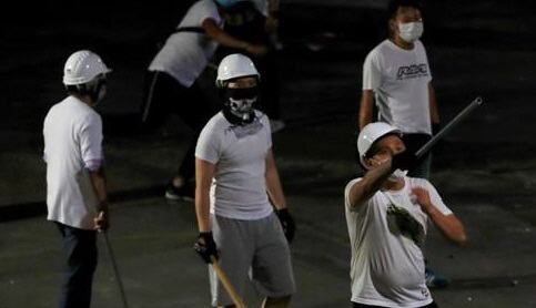 홍콩 범죄인인도법 반대 시위에 나타난 각목과 쇠파이프를 든 흰옷 남성들./연합뉴스