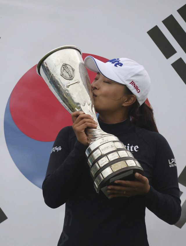 고진영이 29일(한국시간) 미국여자프로골프(LPGA) 투어 메이저대회인 에비앙 챔피언십에서 우승을 차지한 뒤 태극기를 배경으로 트로피에 입을 맞추고 있다.  ★관련기사 34면   /에비앙레뱅(프랑스)=AP연합뉴스