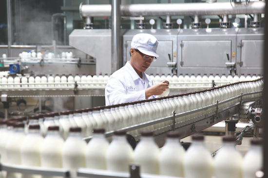 전북 고창군 매일유업 상하공장에서 직원이 생산 중인 유기농 우유를 점검하고 있고 있다. /사진제공=매일유업
