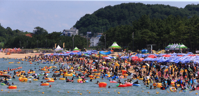 반갑다 더위      (속초=연합뉴스) 이종건 기자 = 장마가 끝나고 본격적인 더위가 시작된 29일 속초해수욕장을 찾은 피서객들이 물놀이를 즐기고 있다.      2019.7.29       momo@yna.co.kr  (끝)      <저작권자(c) 연합뉴스, 무단 전재-재배포 금지>